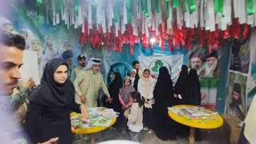حضور موکب داران عراقی در غرفه اداره کل کتابخانه های لرستان و توزیع بسته های فرهنگی میان کودکان