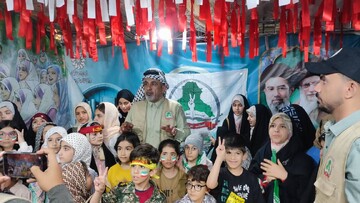 حضور موکب داران عراقی در غرفه اداره کل کتابخانه های لرستان و توزیع بسته های فرهنگی میان کودکان