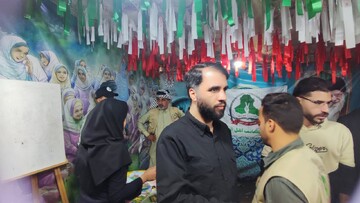 حضور موکب داران عراقی در غرفه اداره کل کتابخانه های لرستان و توزیع بسته های فرهنگی میان کودکان