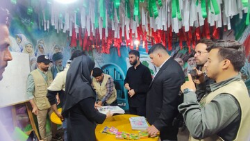 حضور موکب داران عراقی در غرفه اداره کل کتابخانه های لرستان و توزیع بسته های فرهنگی میان کودکان