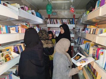 حضور کتابخانه سیار یار مهربان ۵ در شصت و ششمین شب شهادت رهبر انقلاب