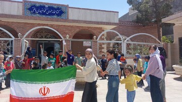 زنجیره انسانی توسط اعضای کتابخانه‌های عمومی استان یزد تشکیل شد