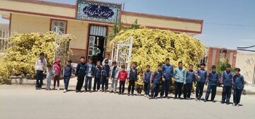 زنجیره انسانی توسط اعضای کتابخانه‌های عمومی استان یزد تشکیل شد