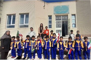 زنجیره انسانی توسط اعضای کتابخانه‌های عمومی استان یزد تشکیل شد
