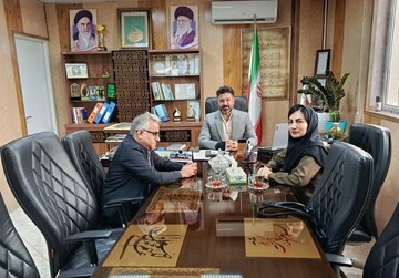 دیدار رییس اداره کتابخانه های شهرستان ری با دهیار روستای اسلام آباد سیمان تهران