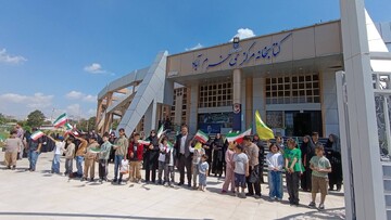 پویش حامی و زنجیره ی انسانی در دهمین روز از اردیبهشتی که به نام خلیج فارس ثبت شده و به حمایت از مکانهای فرهنگی که در جنگ رمضان آسیب دیدند