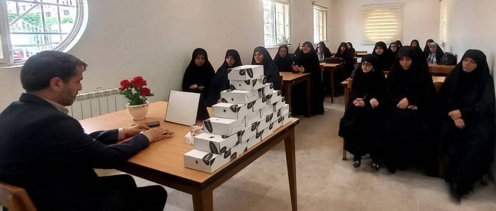 برنامه های گرامیداشت مقام معلم، به همت کتابداران در کتابخانه های استان تهران