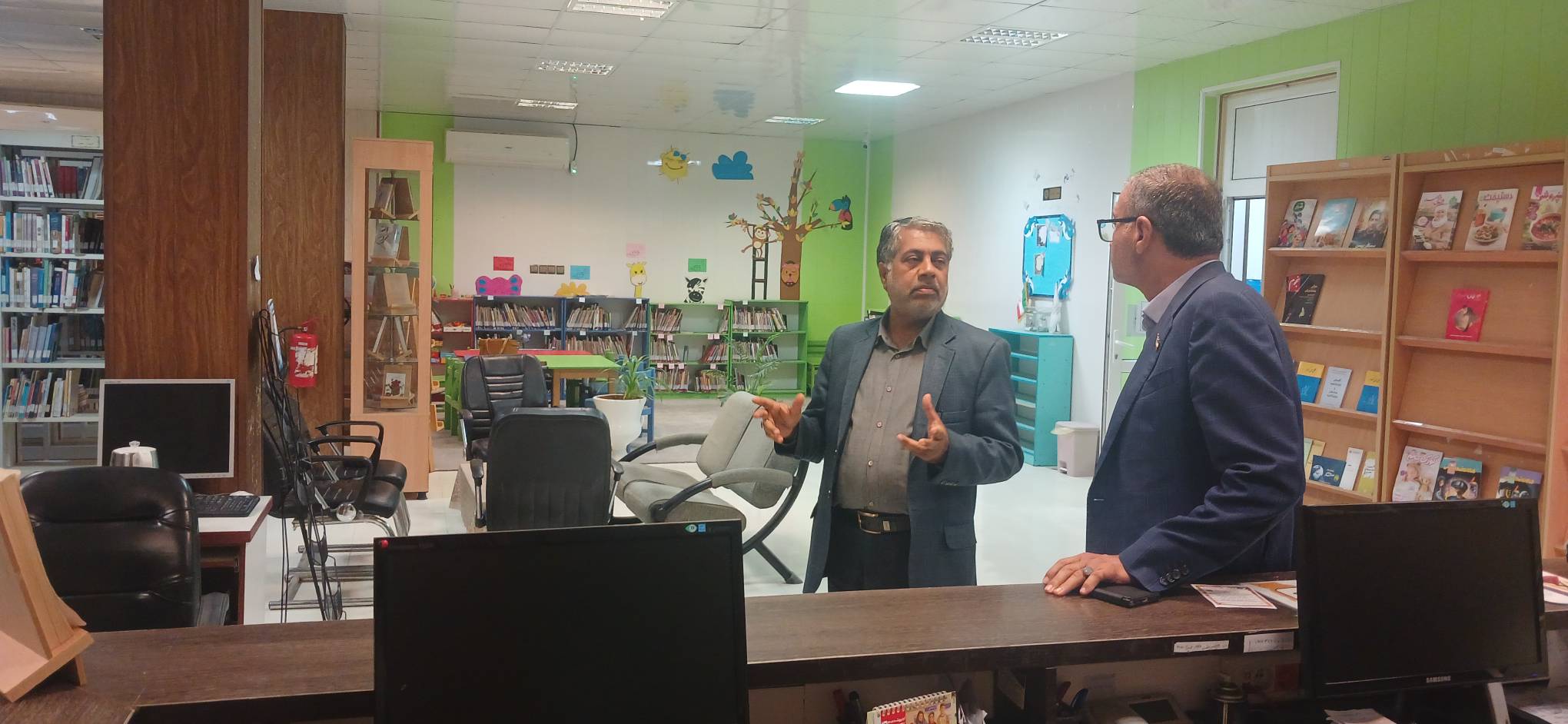 نماینده مردم بندرعباس در مجلس شورای اسلامی از کتابخانه آیت الله طالقانی بازدید کرد