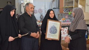 مدیرکل کتابخانه‌های عمومی استان کرمانشاه با خانواده شهید سعید امیری دیدار کرد