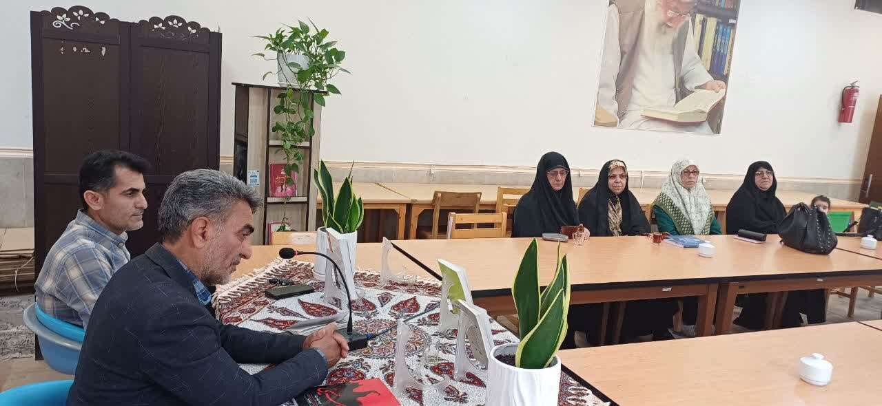 نخستین نشست «دورهمی کتاب‌خوانی» در کتابخانه پانزده خرداد پیشوا