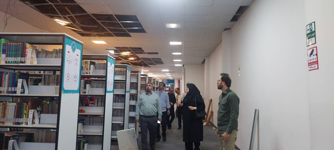 بازدید مدیران ارشد نهاد از خسارتهای واردشده به کتابخانه مرکزی خرمآباد ناشی از جنگ رمضان