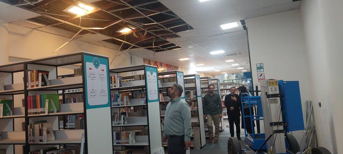 بازدید مدیران ارشد نهاد از خسارت‌های واردشده به کتابخانه مرکزی خرم‌آباد ناشی از جنگ رمضان