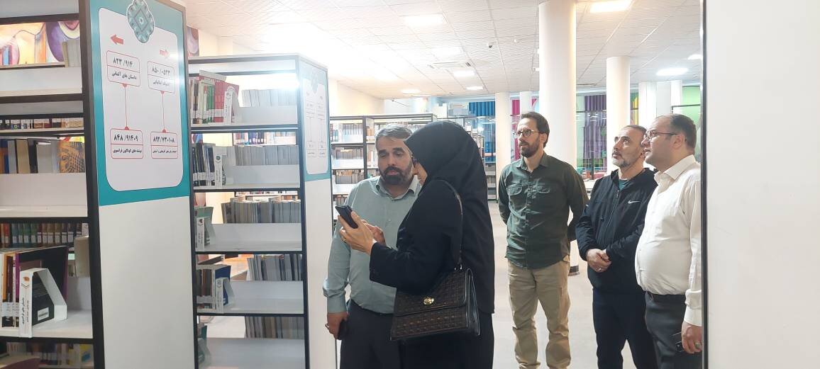 بازدید مدیران ارشد نهاد از خسارتهای واردشده به کتابخانه مرکزی خرمآباد ناشی از جنگ رمضان