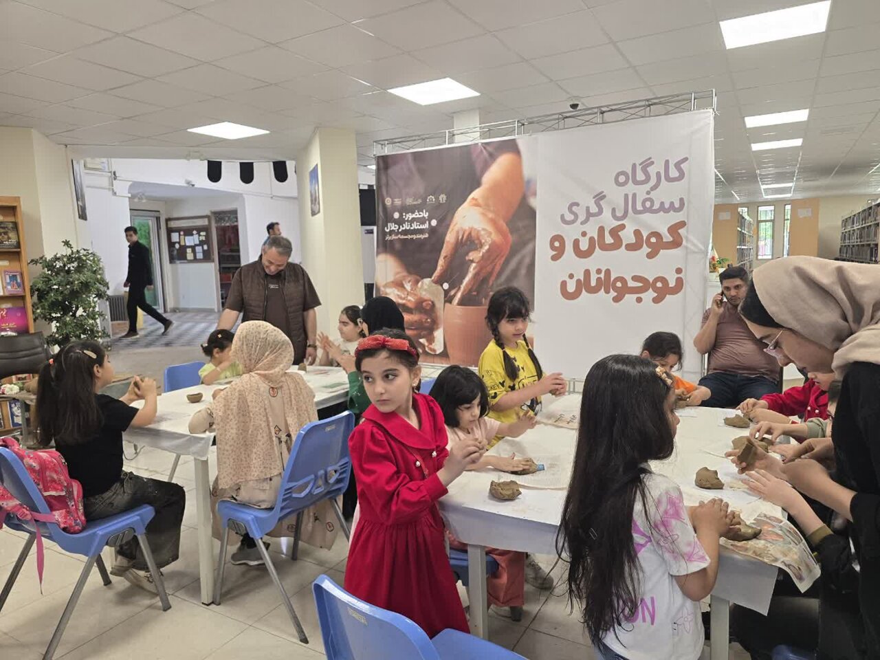 کلاس سفالگری در کتابخانه عمومی «پانزده خرداد» شهرستان خوی برگزار شد