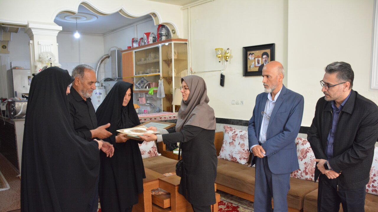 مدیرکل کتابخانههای عمومی استان کرمانشاه با خانواده شهید سعید امیری دیدار کرد