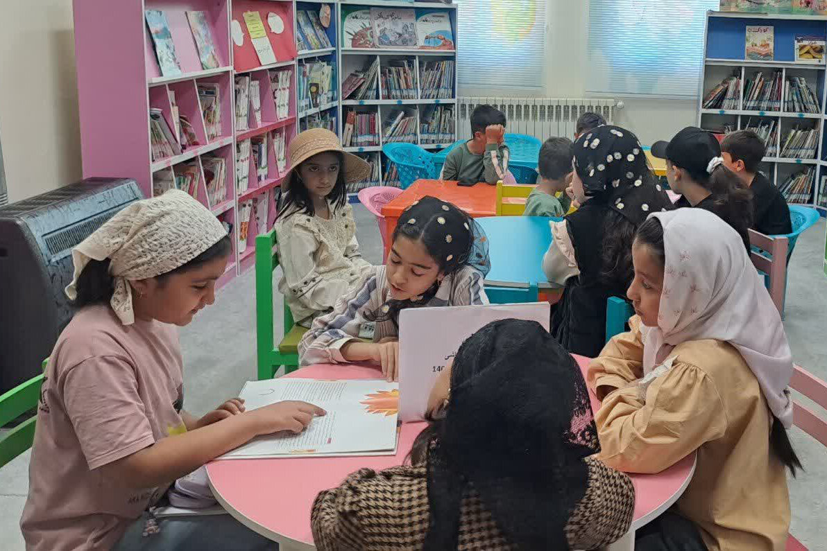 حال خوش خواندن در کتابخانه عمومی شهدای شهر قورچی‌باشی