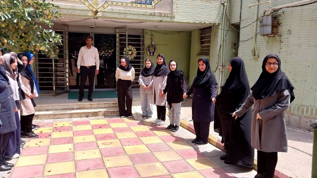 تشکیل زنجیره انسانی در حمایت از کتابخانه‌ها در اهواز