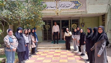 تشکیل زنجیره انسانی در حمایت از کتابخانه‌ها در اهواز