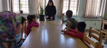 برنامه قصه گویی برای کودکان عضو در کتابخانه عمومی سادات نوذری