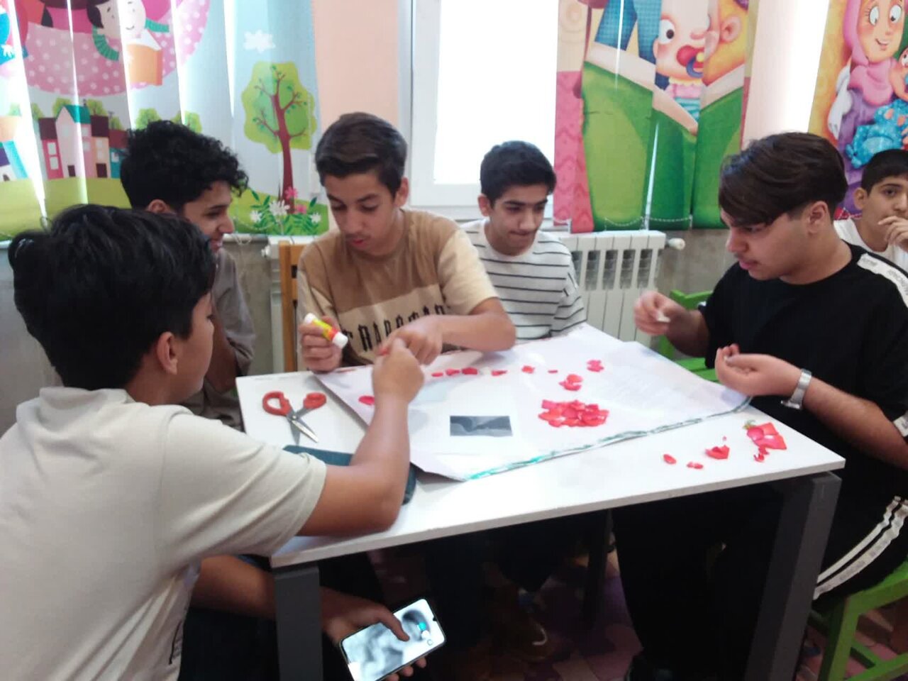 اجرای برنامه های کتاب محور با حضور اعضای کودک و نوجوان کتابخانه