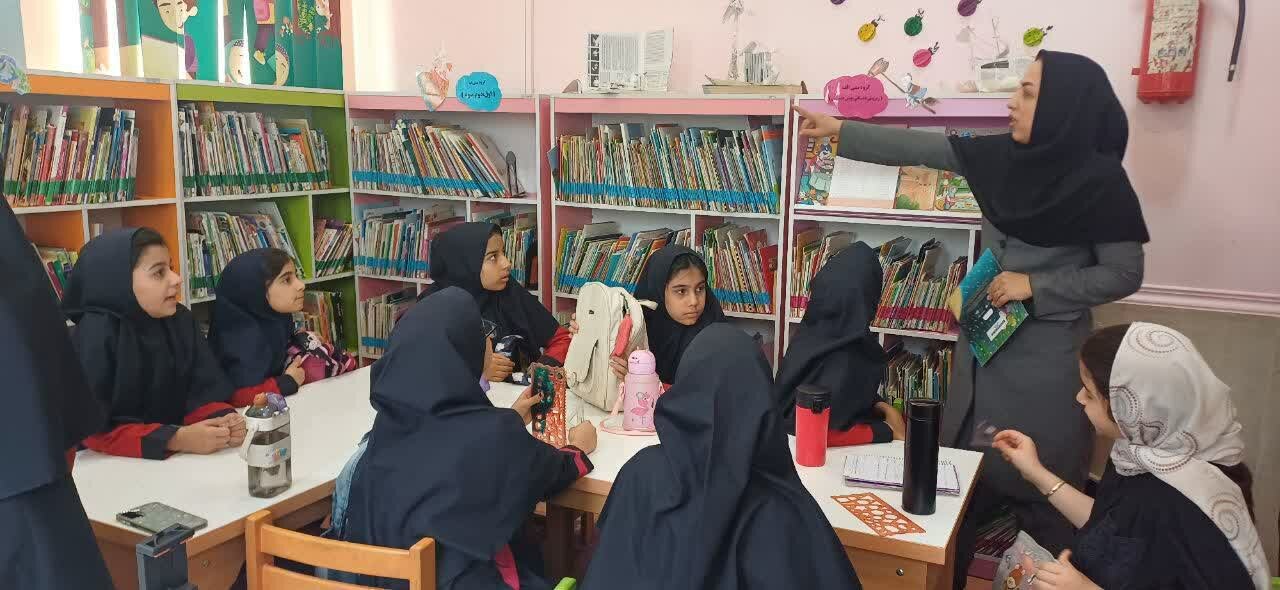 اجرای برنامه های کتاب محور با حضور اعضای کودک و نوجوان کتابخانه