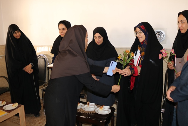 «آیین سپاس» کتابداران سمنانی از امدادگران هلالاحمر در هفته جهانی صلیب سرخ برگزار شد