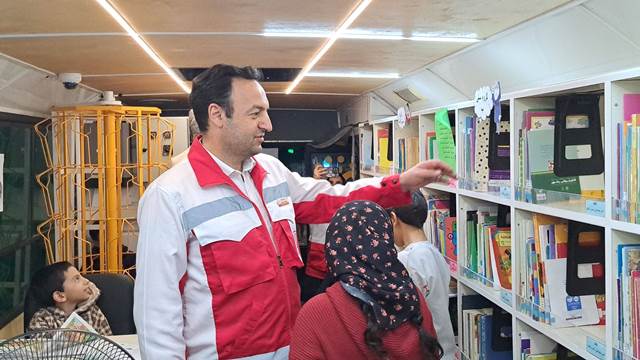 مدیرعامل هلال احمر سمنان از کتابخانه سیار شاهرود بازدید کرد