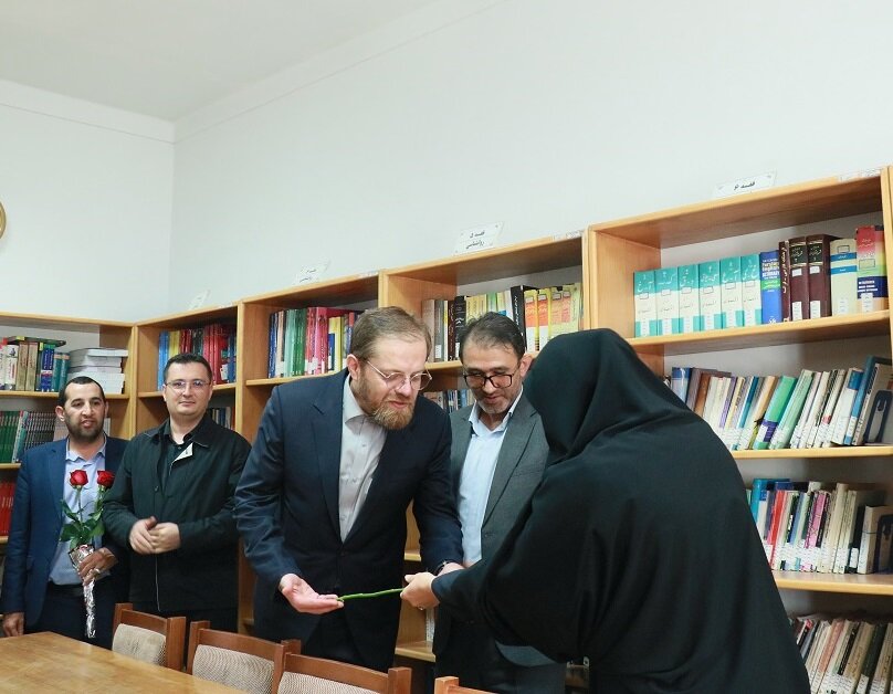 قدردانی از پرستاران و ایثارگران بیمارستان تخصصی ایثار در بازدید مدیرکل کتابخانههای عمومی استان