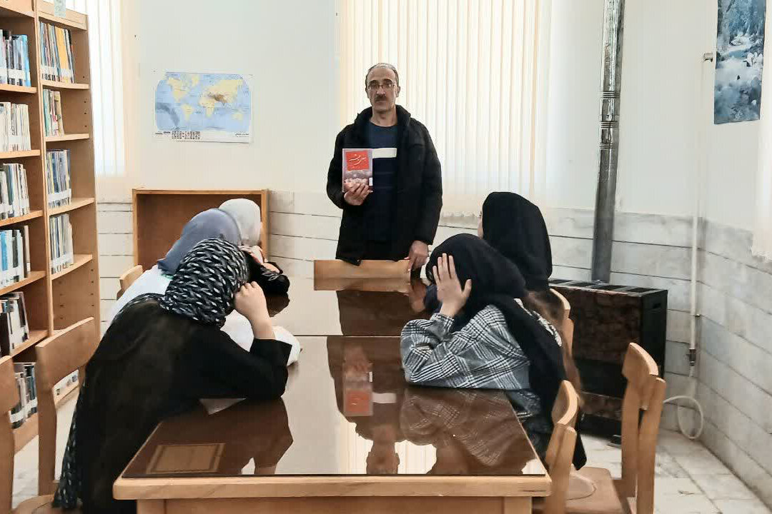 خوانش شاهنامه برای ایران قهرمان در کتابخانه‌های استان مرکزی
