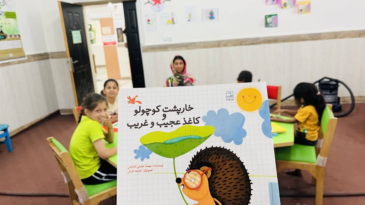نجاتِ جوجهخارپشتِ بازمانده از آتشِ مزارع؛ قصهای که کودکانِ یک روستا را با رنجِ طبیعت آشنا کرد