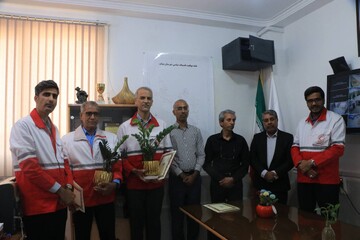 آئین سپاس از قهرمانانِ بی‌صدا؛ تقدیر اهالی کتاب از امدادگران و پرستارانِ حادثه مدرسه شجره‌طیبه میناب