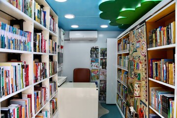 آیین بهره‌برداری از ۱۰ دستگاه خودروی کتابخانه عمومی سیار