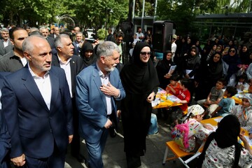 آیین بهره‌برداری از ۱۰ دستگاه خودروی کتابخانه عمومی سیار