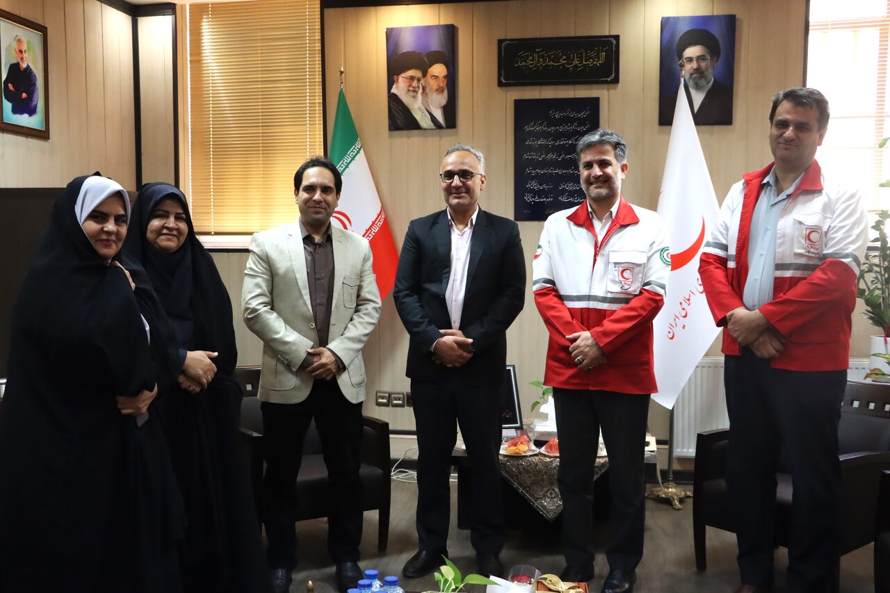 تجلیل از مدیرعامل هلال‌احمر یزد با همت اداره کل کتابخانه های عمومی استان