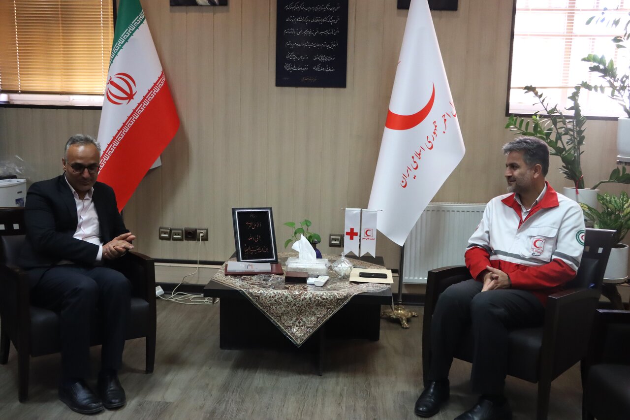 تجلیل از مدیرعامل هلال‌احمر یزد با همت اداره کل کتابخانه های عمومی استان