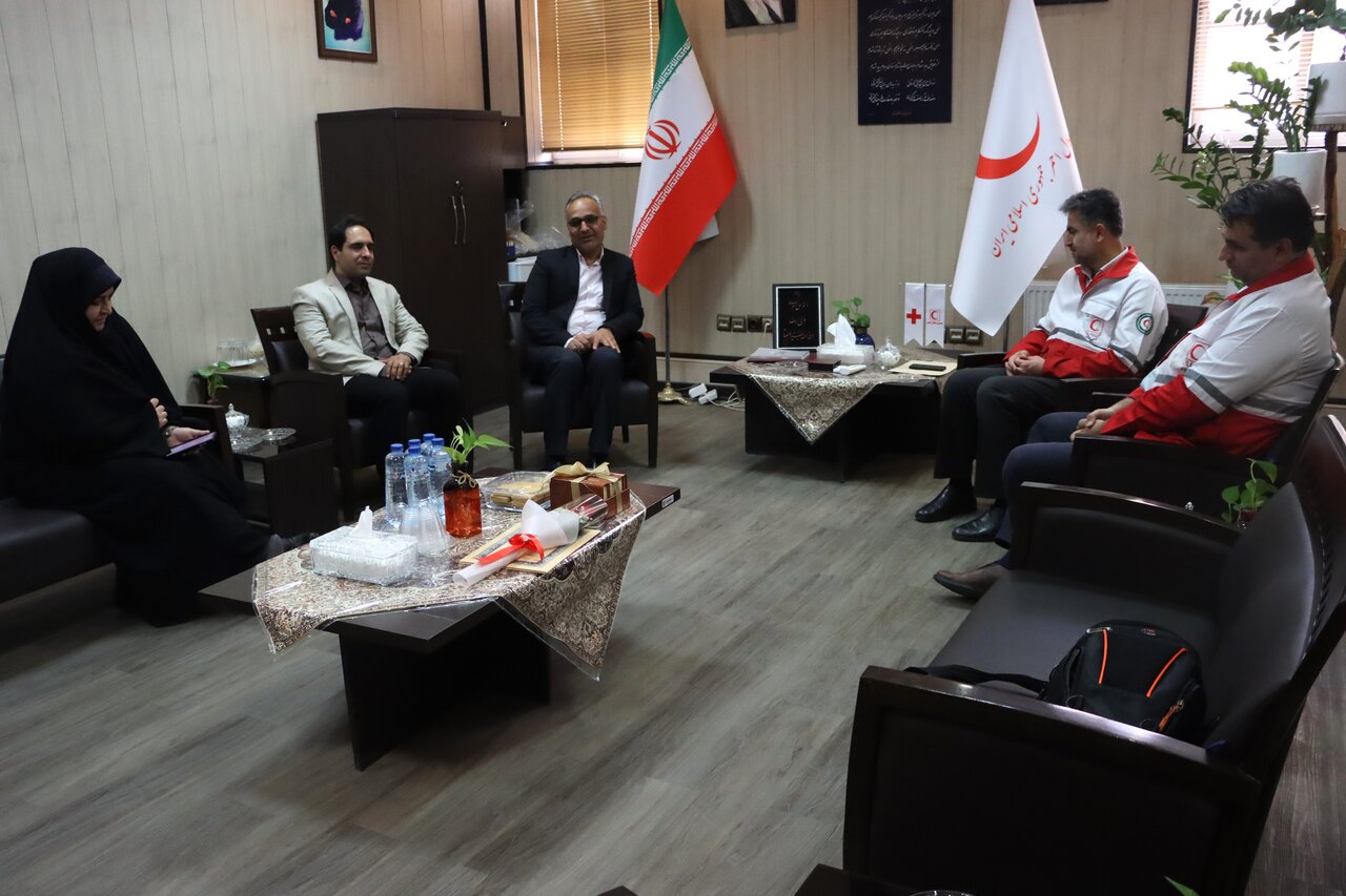 تجلیل از مدیرعامل هلال‌احمر یزد با همت اداره کل کتابخانه های عمومی استان