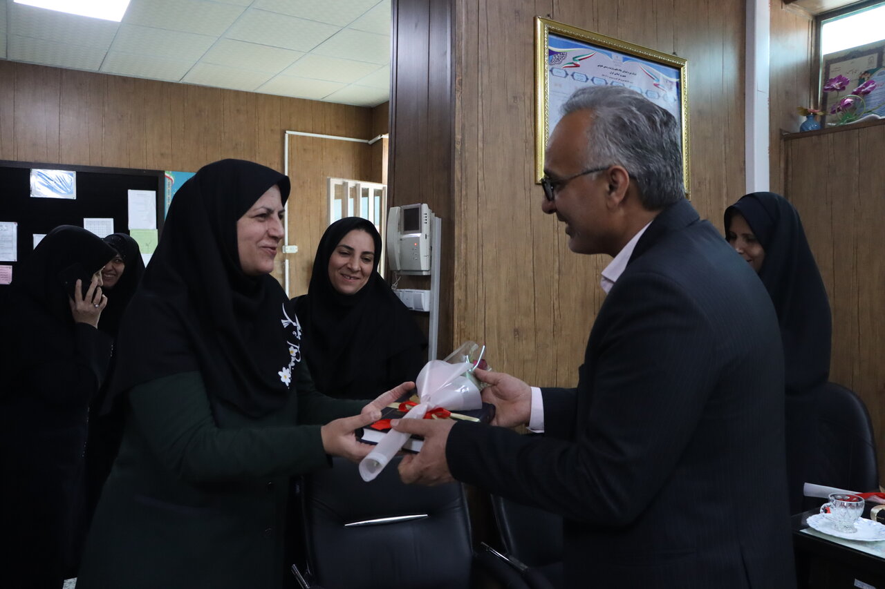 تجلیل مدیرکل کتابخانه‌های عمومی استان یزد از معلمان کتابخوان