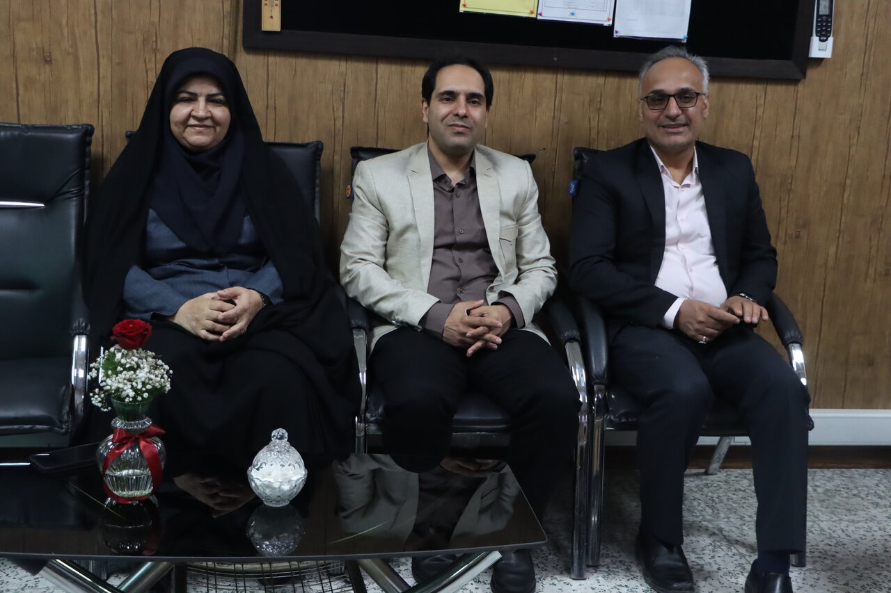 تجلیل مدیرکل کتابخانههای عمومی استان یزد از معلمان کتابخوان