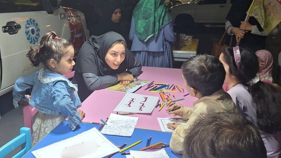 قصهگویی آموزشی برای کودکان در کنار پویش خاطرهنویسی کتابخانه سیار کارون برگزار شد