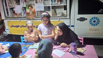 قصه‌گویی آموزشی برای کودکان در کنار پویش خاطره‌نویسی کتابخانه سیار کارون برگزار شد