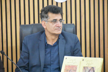 استاد ادبیات دانشگاه شیراز