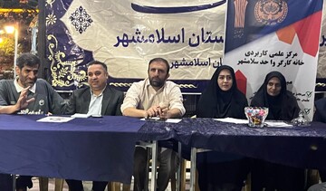 میز خدمت اداره کتابخانه های اسلامشهر در تجمعات شبانه این شهرستان بر پا شد