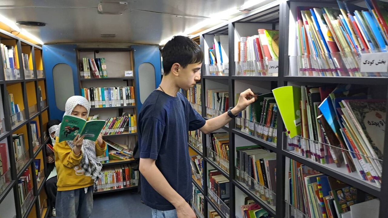 برپایی میز خدمت اداره کتابخانه های عمومی شهرستان شمیرانات