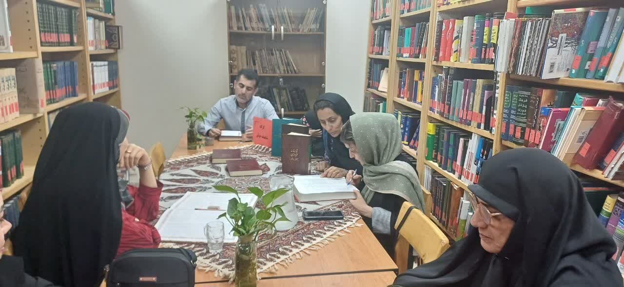 برنامه های شاهنامه خوانی با حضور علاقهمندان به ادبیات حماسی در کتابخانه های استان تهران