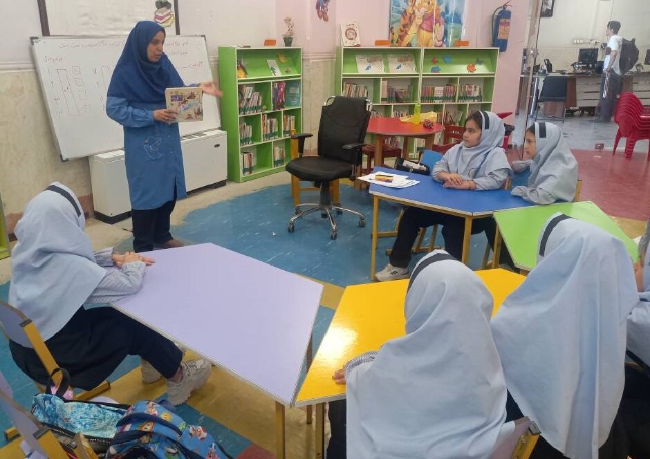برنامه های شاهنامه خوانی با حضور علاقهمندان به ادبیات حماسی در کتابخانه های استان تهران