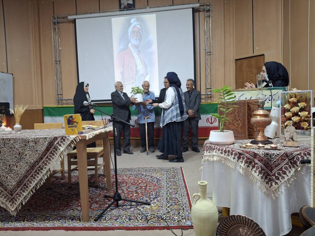 محفل ادبی «بر بلندای سخن» در کتابخانه امام جعفر صادق علیه السلام پاکدشت