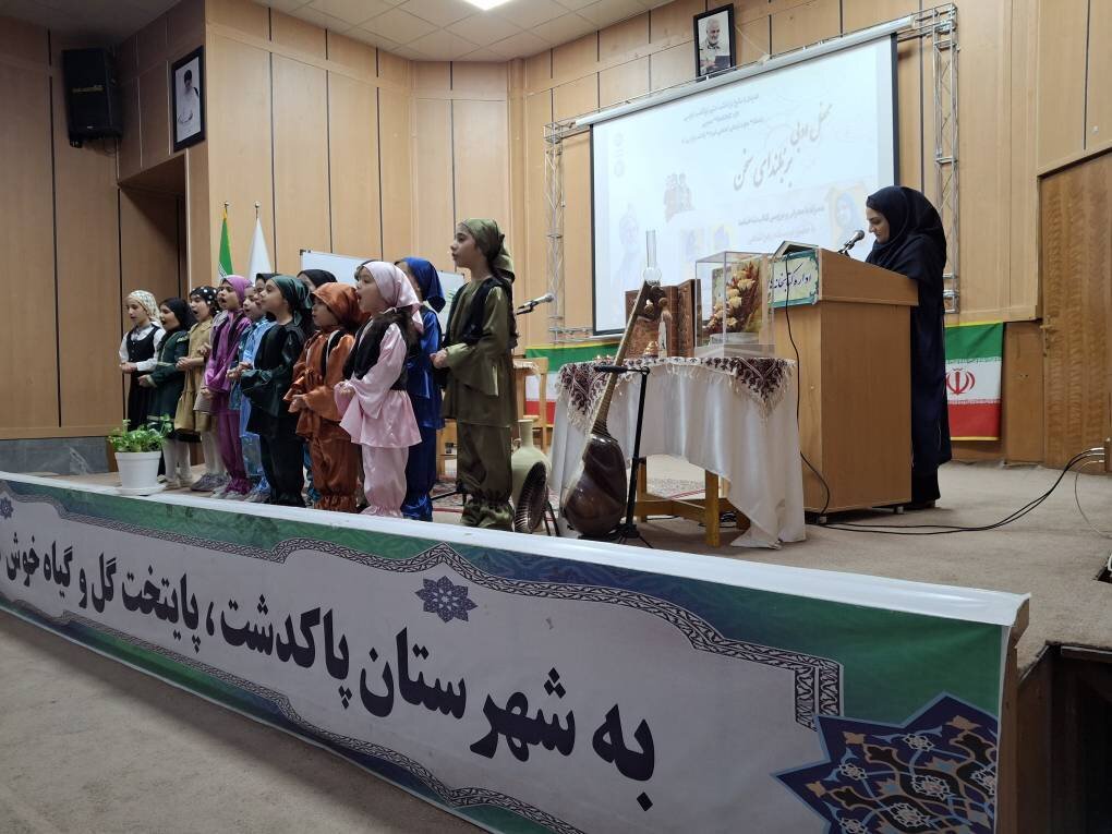 محفل ادبی «بر بلندای سخن» در کتابخانه امام جعفر صادق علیه السلام پاکدشت