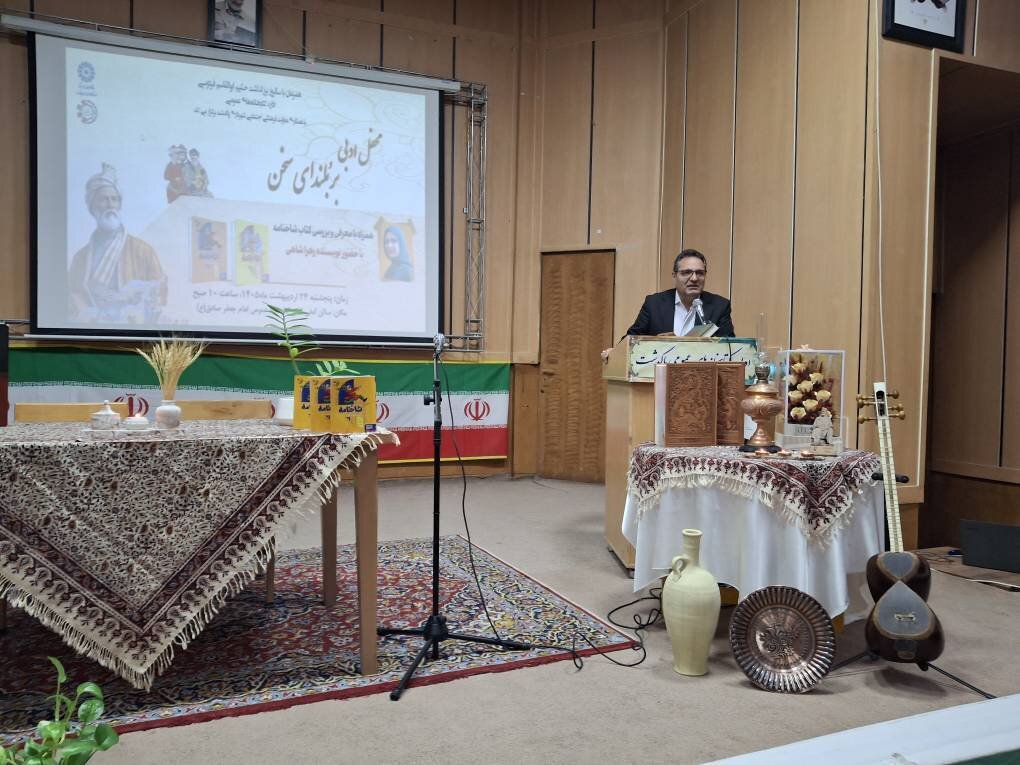 محفل ادبی «بر بلندای سخن» در کتابخانه امام جعفر صادق علیه السلام پاکدشت
