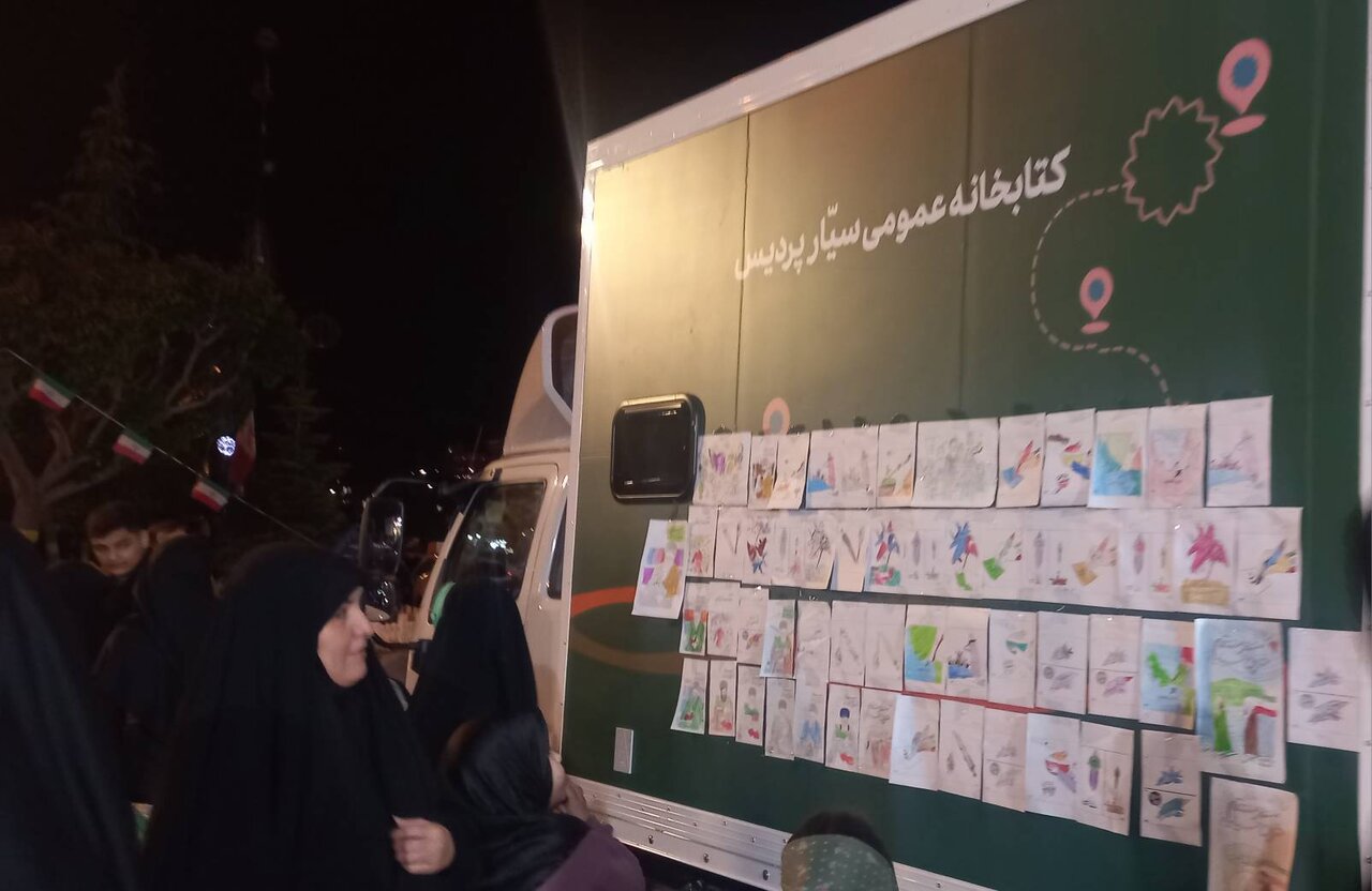 آغاز بهکار نخستین کتابخانه سیار پردیس در تجمعات شبانه شهرستان