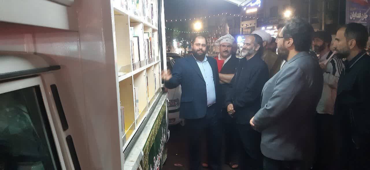 بازدیدِ نماینده مردم کرج در مجلس شورای اسلامی از کتابخانه سیار مستقر در میدان شهدا
